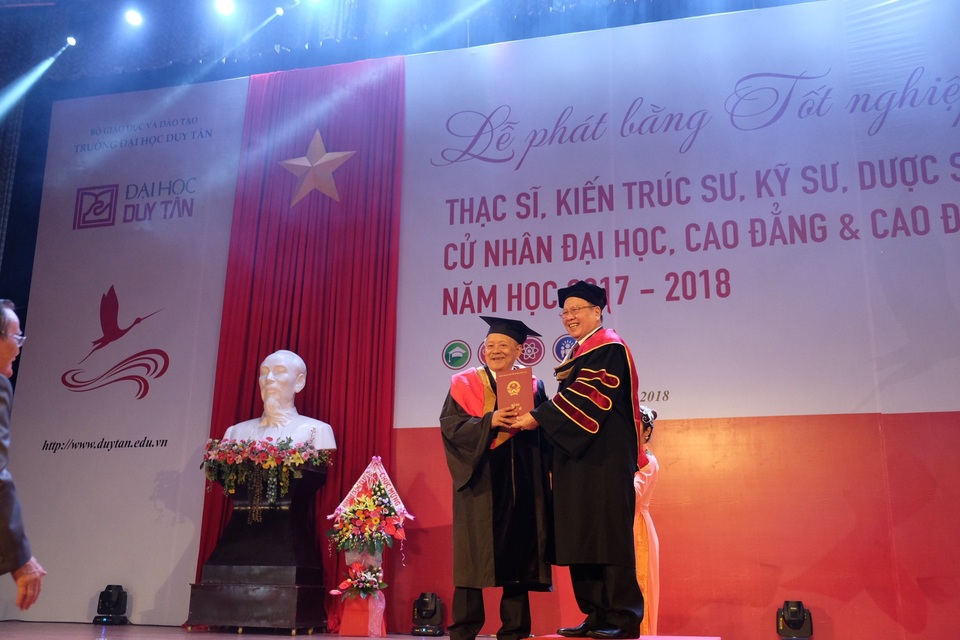 Niềm vui của cụ ông 85 tuổi nhận bằng Thạc sĩ Quản trị Kinh doanh - 2 Khoảnh khắc đáng nhớ đối với cụ Thiệt trong lễ phát bằng tốt nghiệp năm học 2018 - 2019 của ĐH Duy Tân (Đà Nẵng)