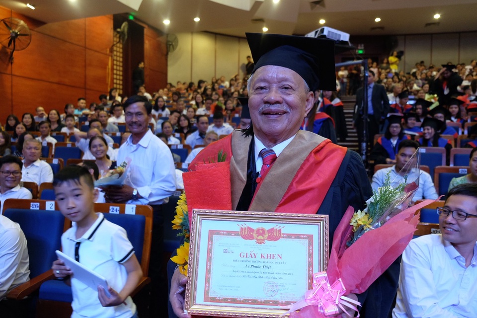 Niềm vui của cụ ông 85 tuổi nhận bằng Thạc sĩ Quản trị Kinh doanh - 1
Cụ Lê Phước Thiệt vừa nhận bằng thạc sĩ Quản trị Kinh doanh ở tuổi 85.