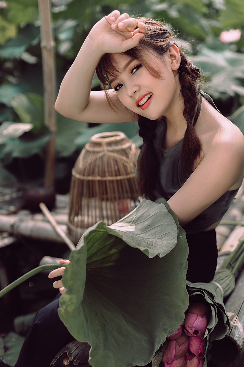Ngắm vẻ đẹp xuân thì của thiếu nữ tuổi 18 bên đầm sen - 5 Ngắm vẻ đẹp xuân thì của thiếu nữ tuổi 18 bên đầm sen - 5