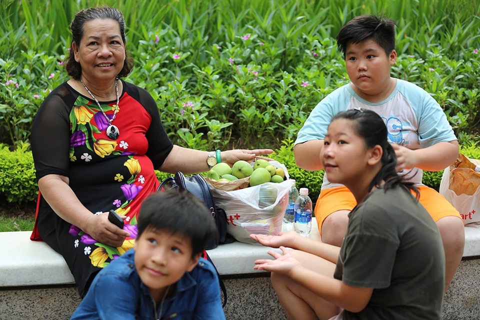 Chuyện lạ Hà thành: Dân phố kéo ra vỉa hè mở hội hái xoài - 3 Chuyện lạ Hà thành: Dân phố kéo ra vỉa hè mở hội hái xoài - 3
