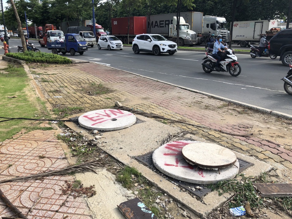 Khắc phục tạm những hố ga bị mất nắp trên đại lộ đẹp nhất Sài Gòn - 5 Khắc phục tạm những hố ga bị mất nắp trên đại lộ đẹp nhất Sài Gòn - 5