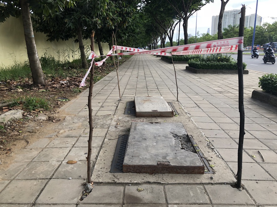 Khắc phục tạm những hố ga bị mất nắp trên đại lộ đẹp nhất Sài Gòn - 3 Khắc phục tạm những hố ga bị mất nắp trên đại lộ đẹp nhất Sài Gòn - 3