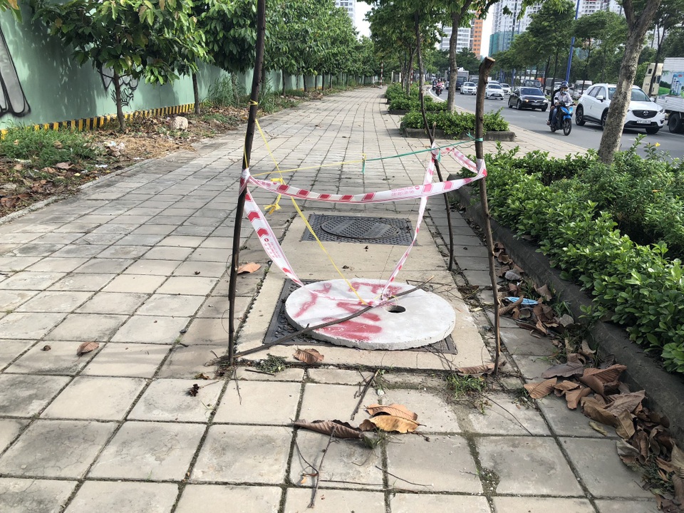 Khắc phục tạm những hố ga bị mất nắp trên đại lộ đẹp nhất Sài Gòn - 6 Sau khi báo thông tin, đại diện 2 đơn vị viễn thông và điện lực Thủ Thiêm đã cho công nhân che đậy những miệng hố ga này bằng các tấm bê tông.