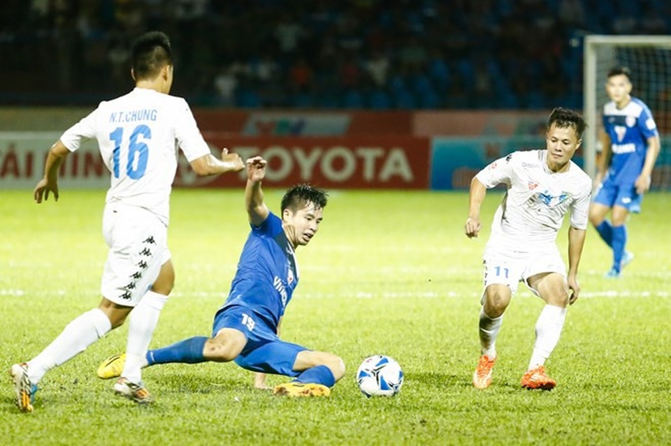 Những cầu thủ nào chói sáng ở V-League có thể khoác áo đội tuyển Việt Nam? - 1 Trung vệ Huy Cường (giữa) đang giúp cho Than Quảng Ninh có hàng phòng ngự tốt thứ nhì V-League, đồng thời đứng thứ 2 trên bảng xếp hạng tổng