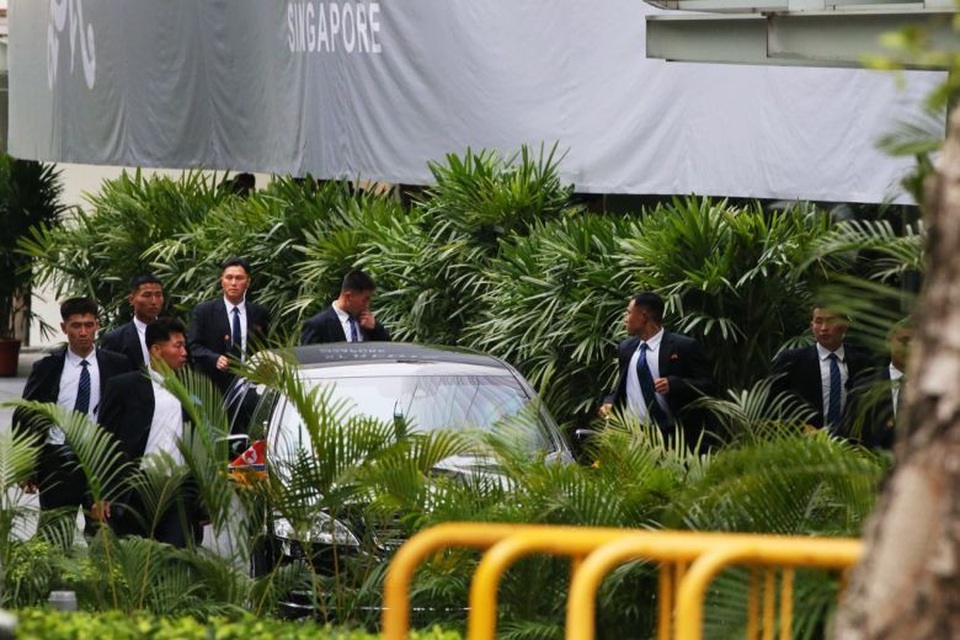12 vệ sĩ chạy bộ tháp tùng ông Kim Jong-un về khách sạn tại Singapore - 6 12 vệ sĩ chạy xung quanh xe để tạo thành lá chắn sống bảo vệ nhà lãnh đạo Triều Tiên. (Ảnh: Straitstimes)