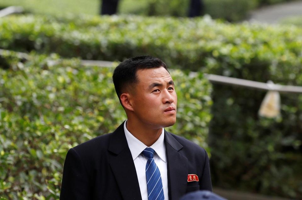 12 vệ sĩ chạy bộ tháp tùng ông Kim Jong-un về khách sạn tại Singapore - 8 Một trong số các vệ sĩ bảo vệ ông Kim Jong-un (Ảnh: Reuters)