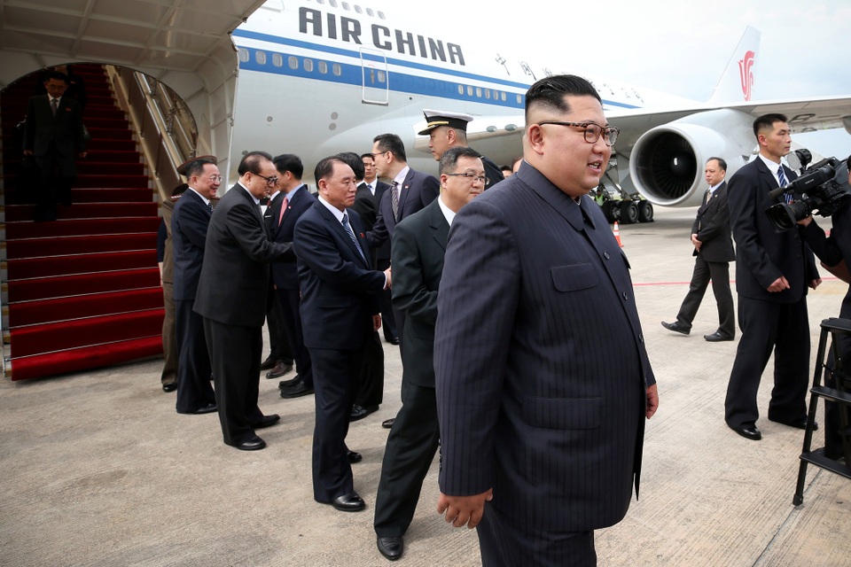 12 vệ sĩ chạy bộ tháp tùng ông Kim Jong-un về khách sạn tại Singapore - 1 Máy bay chở nhà lãnh đạo Kim Jong-un đã hạ cánh xuống sân bay Changi tại Singapore vào khoảng 2h35 chiều nay 10/6 theo giờ địa phương. (Ảnh: Reuters)