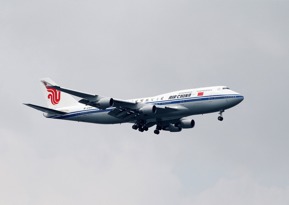 Những hình ảnh đầu tiên của ông Kim Jong-un tại Singapore - 1
Khoảng 14h40 chiều nay 10/6, máy bay Boeing 747 được cho là chở nhà lãnh đạo Triều Tiên Kim Jong-un đã đáp xuống sân bay Changi của Singapore.