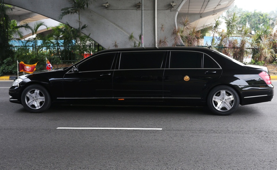 Những hình ảnh đầu tiên của ông Kim Jong-un tại Singapore - 7
Cảnh sát Singapore đã triển khai lệnh cấm đường khi đoàn xe hộ tống ông Kim Jong-un đi qua đường cao tốc Pan Island và tiến về khu vực khách sạn St.Regis. (Ảnh: Straits Times)