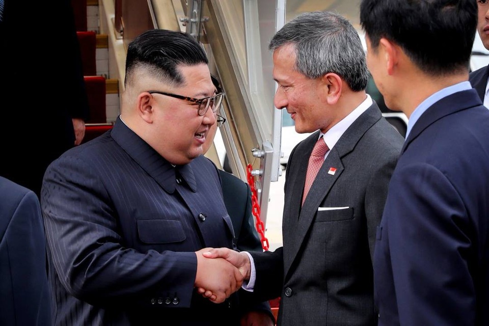 Những hình ảnh đầu tiên của ông Kim Jong-un tại Singapore - 5
Ngoại trưởng Singapore Vivian Balakrishnar bắt tay nhà lãnh đạo Triều Tiên Kim Jong-un tại sân bay.