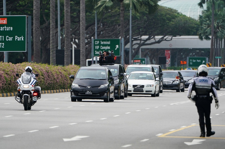 Những hình ảnh đầu tiên của ông Kim Jong-un tại Singapore - 9
Đoàn xe gồm ô tô và xe cảnh sát hộ tống ông Kim Jong-un rời sân bay Changi.