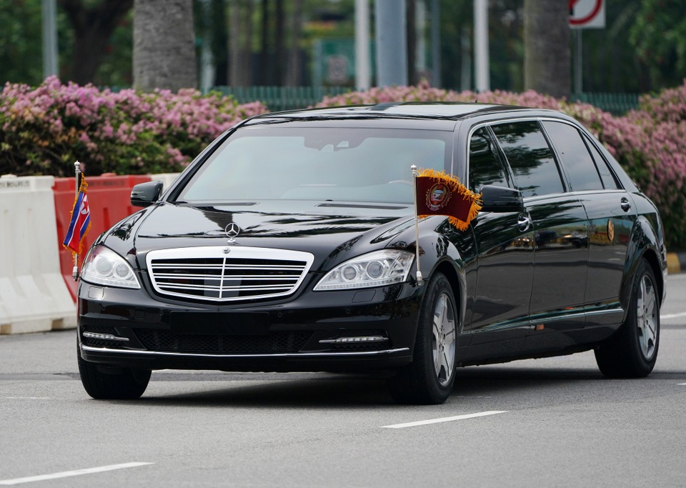 Những hình ảnh đầu tiên của ông Kim Jong-un tại Singapore - 8
Trước khi ông Kim Jong-un đáp máy bay xuống sân bay Changi, một máy bay vận tải chở nhu yếu phẩm cùng với xe chuyên dụng đã đáp xuống sân bay này chờ sẵn.