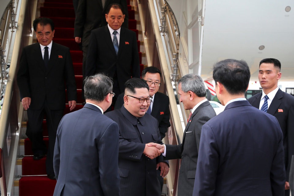 Những hình ảnh đầu tiên của ông Kim Jong-un tại Singapore - 4
Ngoại trưởng Singapore Vivian Balakrishnar tiếp đón ông Kim Jong-un và phái đoàn tại sân bay.