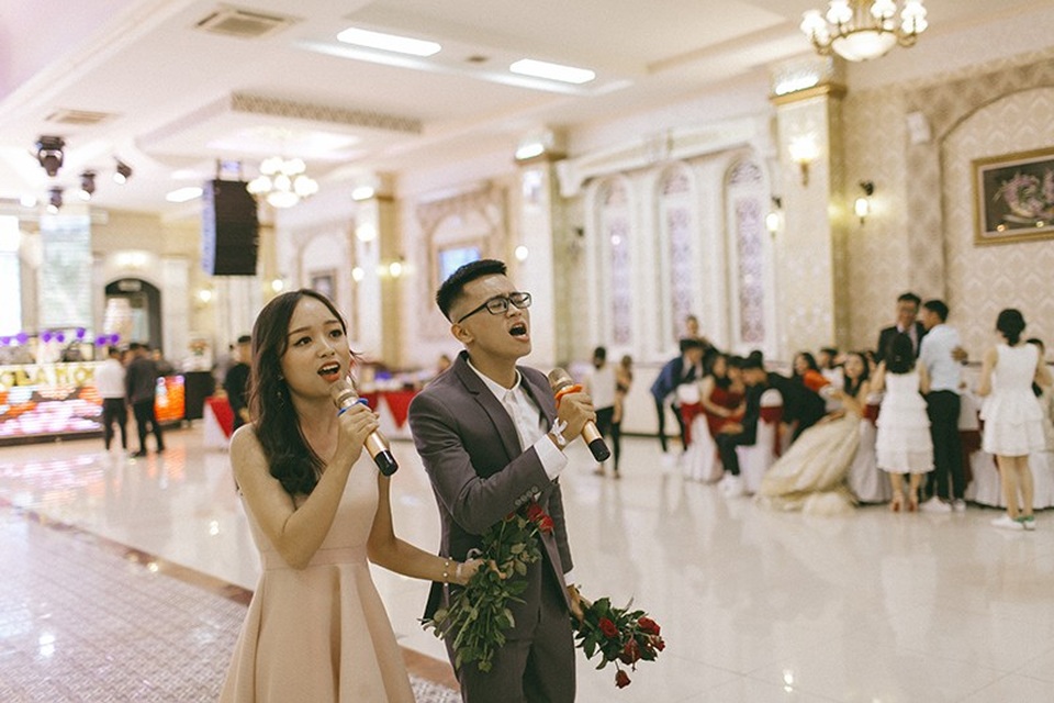 Teen cuối cấp phố núi dự Prom sang trọng như tiệc Hoàng gia - 8
Những tiết mục cây nhà lá vườn góp vui cho chương trình