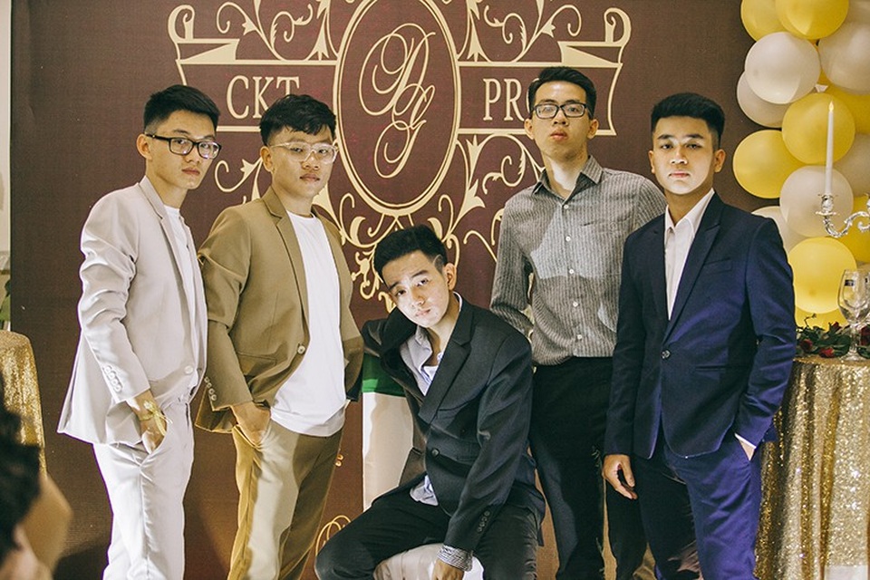Teen cuối cấp phố núi dự Prom sang trọng như tiệc Hoàng gia - 4
... thì các nam sinh cũng bảnh bao, lịch lãm như soái ca.