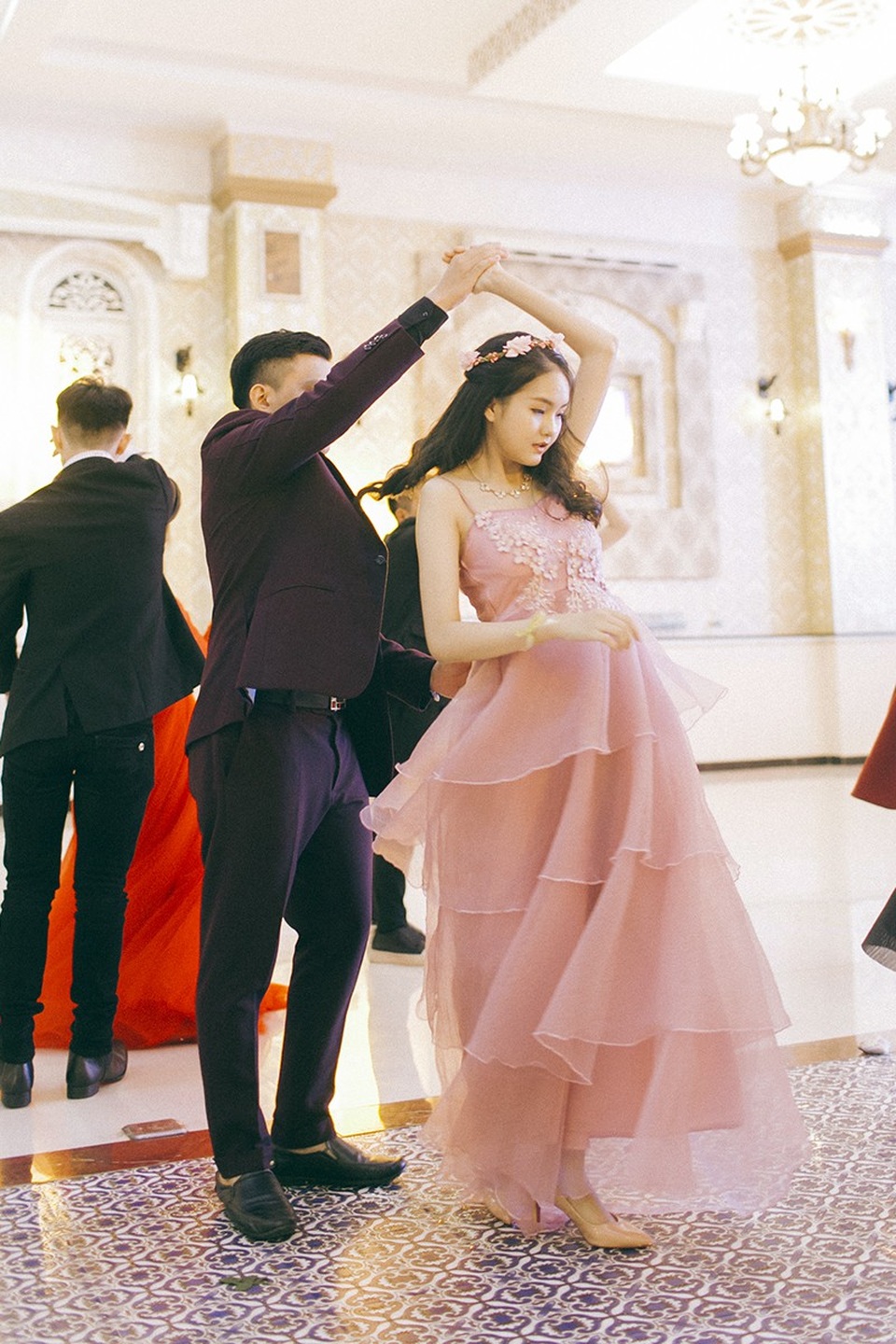 Teen cuối cấp phố núi dự Prom sang trọng như tiệc Hoàng gia - 6
Các cặp đôi cùng nhau thả hồn vào điệu nhạc du dương