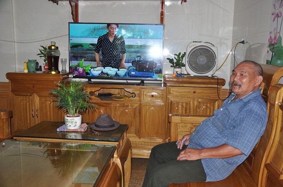 Cả làng "du lịch" sang Thái, mang đô la về xây biệt thự - 2 Ông Nguyễn Trọng Thiểu trong ngôi nhà khang trang của gia đình.