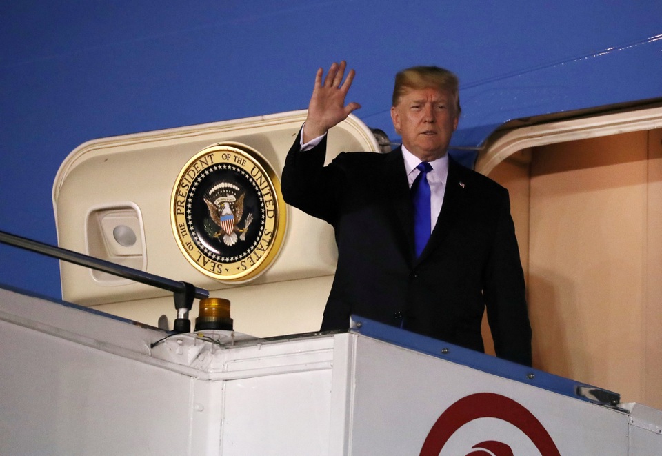 Tổng thống Trump đã tới Singapore - 2
Tổng thống Trump vẫy chào từ trên chuyên cơ. (Ảnh: Reuters)