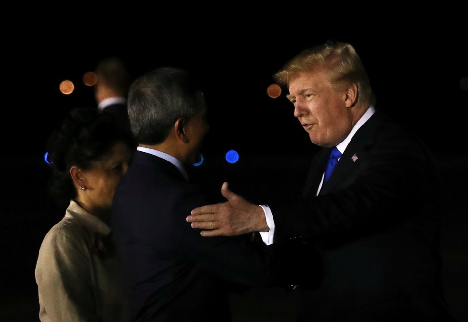 Tổng thống Trump đã tới Singapore - 4
Ngoại trưởng Singapore Vivian Balakrishnan tiếp đón Tổng thống Trump tại sân bay. (Ảnh: Reuters)