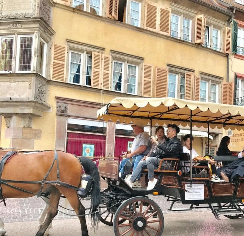 Triệu Vy và Tô Hữu Bằng đẹp đôi trong ngày tái hợp - 1
Tô Hữu Bằng và Triệu Vy bắt đầu nổi tiếng khi cả hai tham gia bộ phim truyền hình “Hoàn châu cách cách vào năm 1998. Trong phim, hai người vào vai cặp tình nhân cá tính và và đáng yêu Tiểu Yến Tử và Ngũ A Ka. Sau khi bộ phim đóng máy, có nhiều thông tin cho rằng, hai người hò hẹn nhưng cả hai đều khẳng định họ chỉ xem nhau như anh em đồng nghiệp thân thiết. Sau 20 năm, họ tái hợp trong một show truyền hình thực tế mang tên “Chinese Restaurant”.