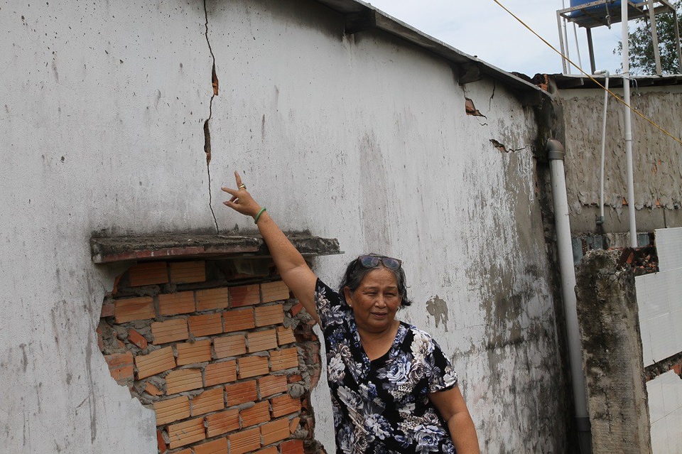 Cần Thơ: Nhiều nhà dân nứt toác do việc thi công cầu Vàm Cống! - 1 Bà Nguyễn Thị Kim Mai, chỉ tay vào các về nứt do ảnh hưởng của công trình thi công cầu Vàm Cống