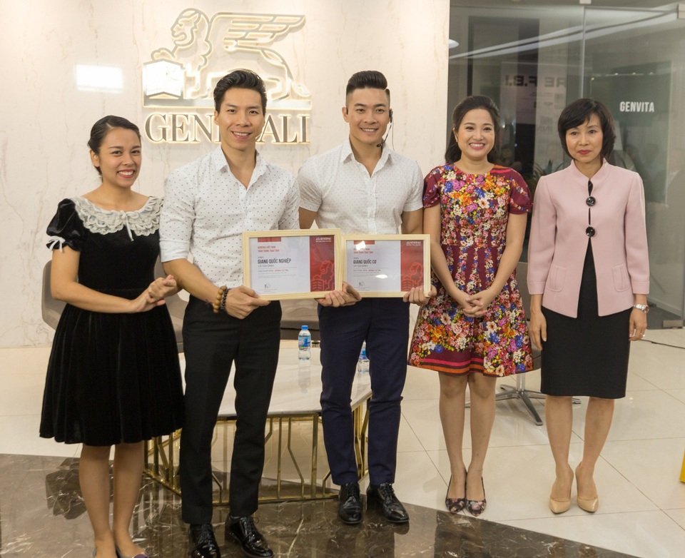 Tiết lộ về giây phút căng não của Quốc Cơ - Quốc Nghiệp - 6 Đại diện Generali Việt Nam trao tặng gói giải pháp bảo hiểm nhân thọ Vita – Sống Tự tin cho Quốc Cơ – Quốc Nghiệp và gia đình