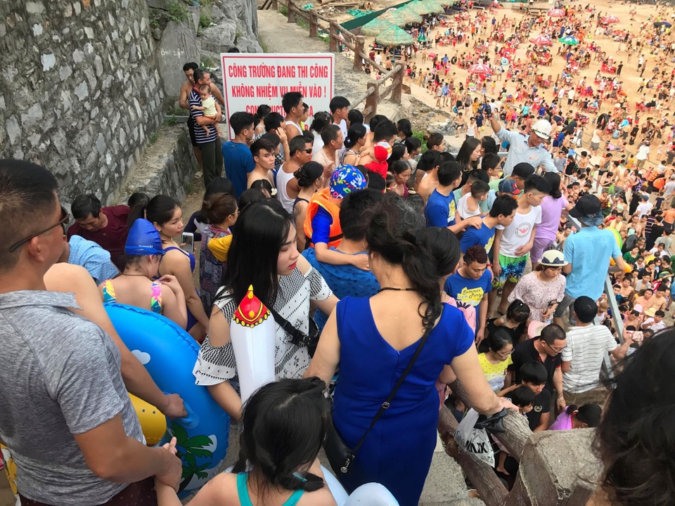 Nếu muốn đến Cát Bà dịp này, du khách nên chọn đi vào ngày thường đặc biệt cần tìm hiểu kỹ các dịch vụ, đặt phòng trước để tránh bị “ép giá”, “thổi giá” quá cao.