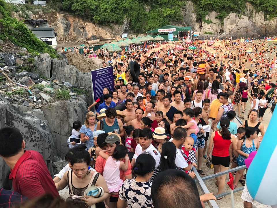 Anh Hưng, chủ một khách sạn ở Cát Bà cho biết, năm nay Cát Bà đón một lượng khách đông chưa từng có. Ngay từ đầu tháng 5, hầu như trong các ngày cuối tuần, tất cả các phòng nghỉ, khách sạn tại Cát Bà đều kín chỗ. Nhiều du khách phải lựa chọn nghỉ ngơi tại các phòng bình dân, nhà nghỉ giá rẻ. Tại bến phà Gót nối Cát Hải – Cát Bà cũng thường xuyên xảy ra tình trạng ùn tắc cục bộ kéo dài hàng cây số.