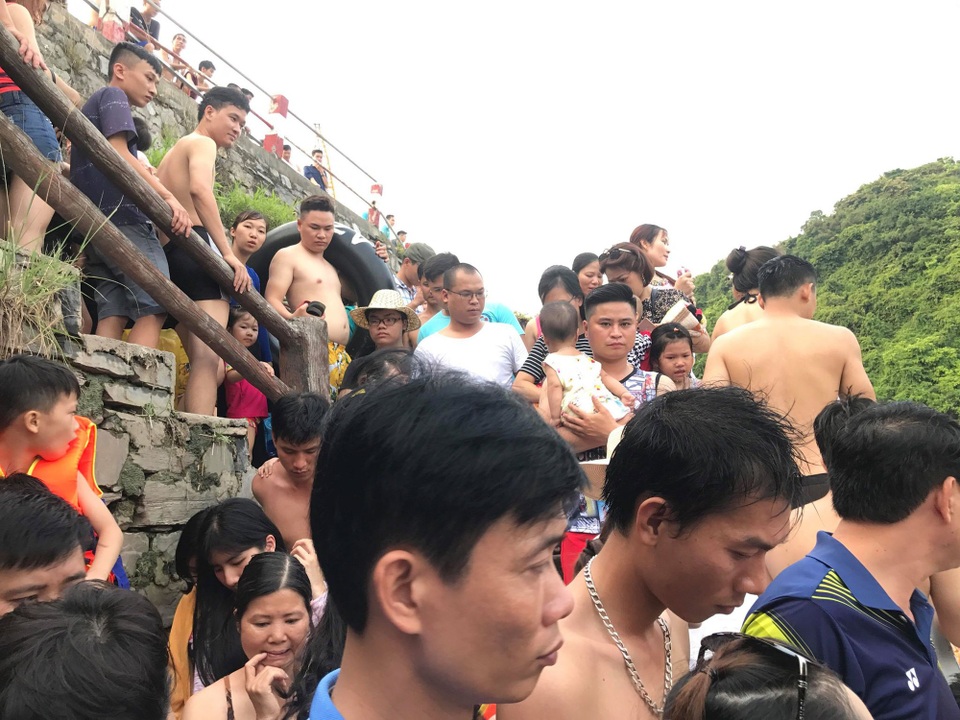 Các phòng nghỉ trong nhà dân tại Cát Bà cũng được khai thác tối đa. Giá phòng trong những ngày nghỉ lễ thường tăng gấp 2 lần so với ngày thường, tình trạng “chặt chém”, thổi giá các dịch vụ ăn uống tuy không phổ biến nhưng cũng xảy ra, nhất là tình trạng xe ôm cò mồi chèo kéo đến các điểm mua bán để ăn chia lợi nhuận.