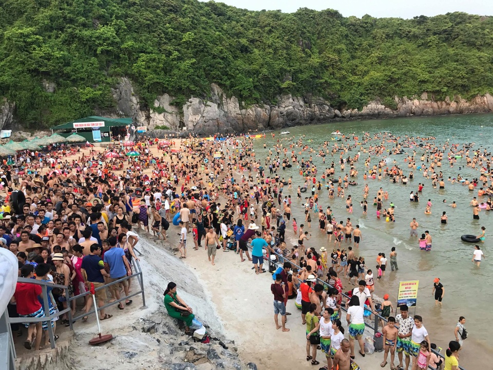 Vài năm trở lại đây, Cát Bà (Hải Phòng) trở thành điểm du lịch lý tưởng thu hút đông đảo du khách trong và ngoài nước đến tham quan, nghỉ dưỡng đặc biệt vào các ngày nghỉ lễ. Lượng người tăng khiến các bãi tắm ở Cát Bà như: Cát cò 1, Cát cò 3… luôn trong tình trạng quá tải, đông nghẹt thở.