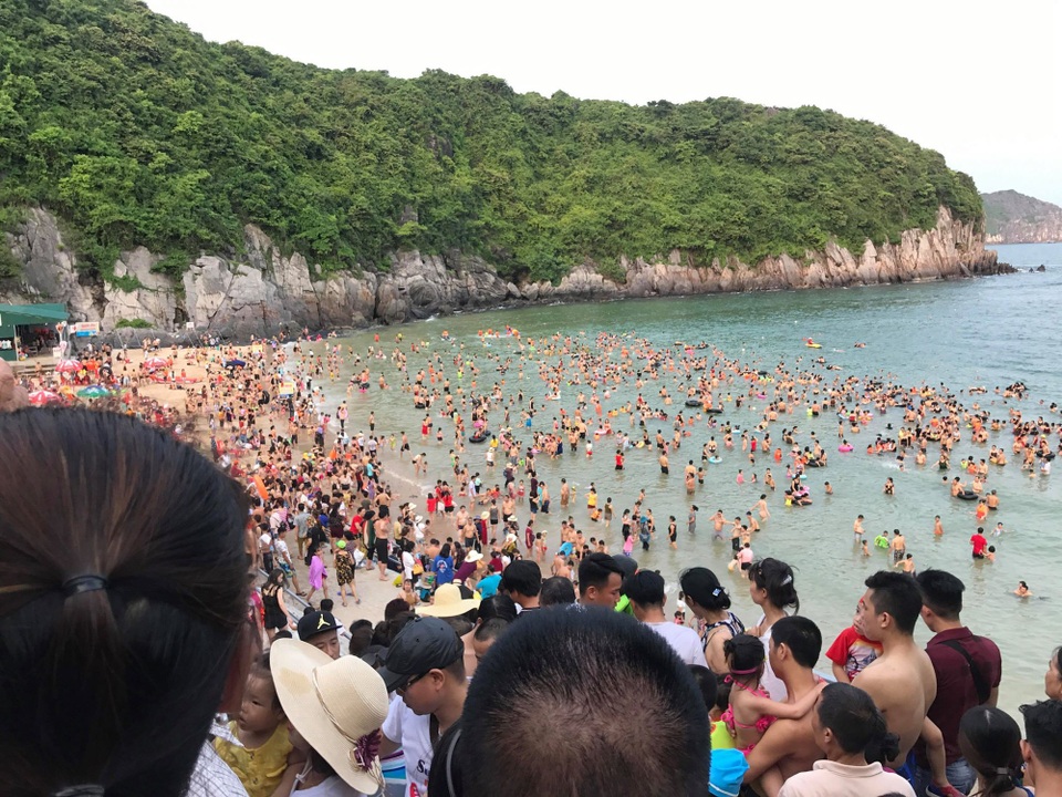Do thủy triều lên nhanh, để đảm bảo an toàn cho du khách các bãi tắm ở Cát Bà thường đóng cửa trước 6 giờ chiều.
