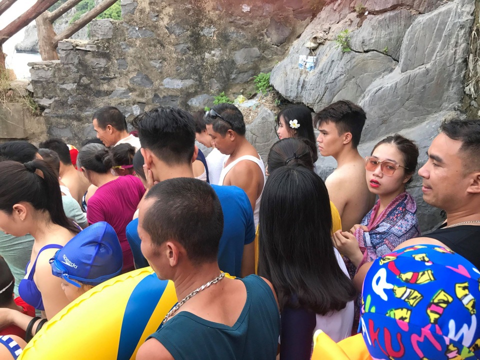 Lượng khách đông, bãi tắm nhỏ lại giới hạn trong khung giờ nhất định nên các bãi tắm ở đây thường xuyên xảy ra tình trạng ùn tắc, chen lấn.