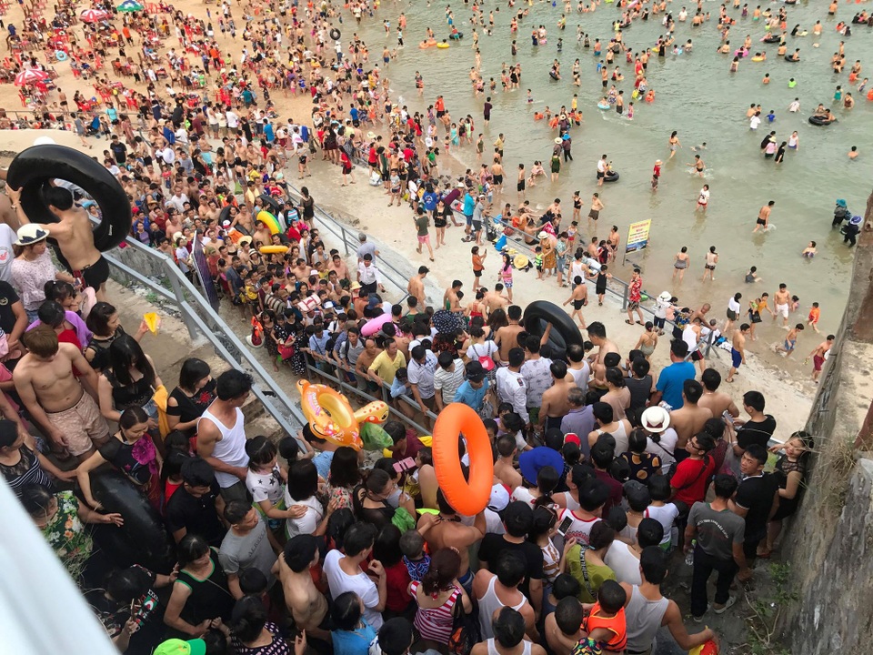 Cầu dẫn xuống bãi biển Cát Cò 1 chật cứng người.