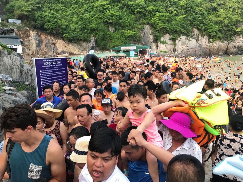 Theo ghi nhận của PV Dân trí, chỉ trong 3 ngày cuối tuần (8/6, 9/6,10/6) đảo Cát Bà đã đón hàng chục nghìn lượt khách tham quan. Tại bãi tắm Cát Cò 1, do lượng người quá đông dẫn đến đường xuống bãi tắm ùn tắc, phải chen chúc và di chuyển khó khăn.