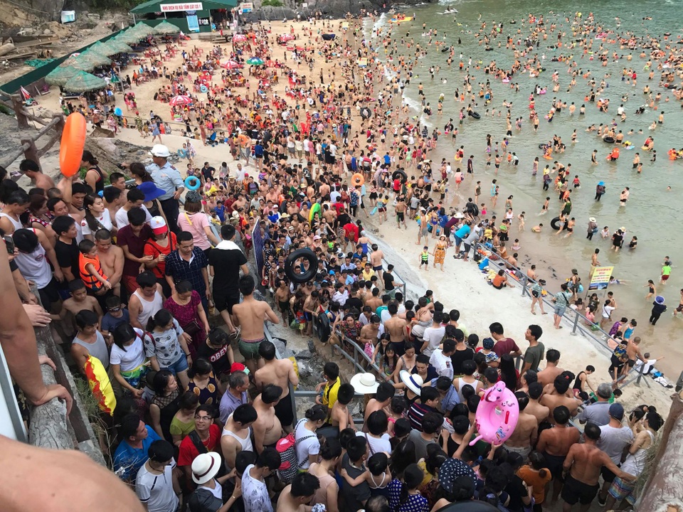 Cầu vượt biển Tân Vũ – Lạch Huyện đi vào hoạt động giúp rút ngắn thời gian di chuyển từ Hà Nội – Hải Phòng, đây cũng được xem là nguyên nhân khiến lượng khách du lịch đến Cát Bà tăng đột biến.