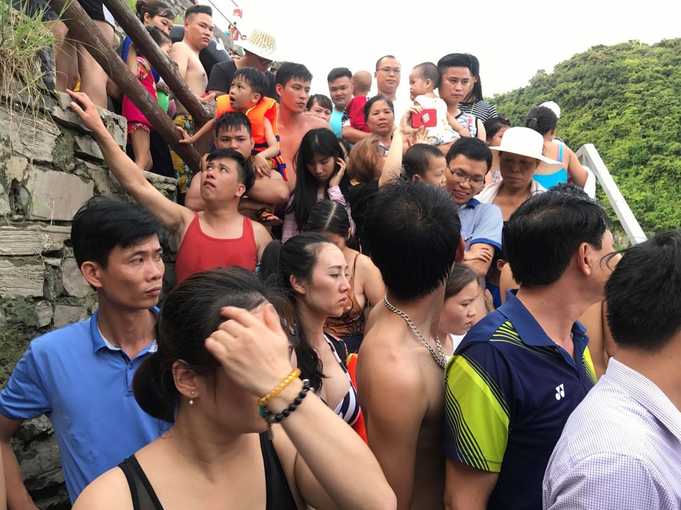 Anh Tài (45 tuổi, Hà Nội) cho biết, do bãi tắm Cát Cò 2 đang thi công nên lượng người đổ dồn về bãi tắm Cát Cò 1 và 3. Vào buổi sáng và chiều tối, chật kín khách, đường cầu dẫn từ thị trấn xuống bãi biển ken đặc dòng người lên xuống. “Con đường nhỏ, hẹp lượng người đông nên di chuyển rất khó khăn, nhiều người phải xếp hàng cả tiếng mới xuống được đến bãi tắm biển”, anh Tài nói.
