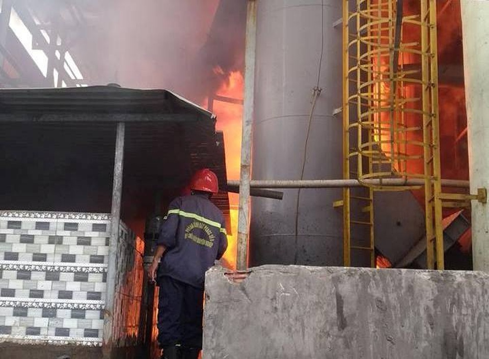 Cột khói hàng chục mét bốc lên sau tiếng nổ lớn tại xưởng dệt nhuộm - 1 Cảnh sát PCCC tiếp cận nơi xảy ra cháy