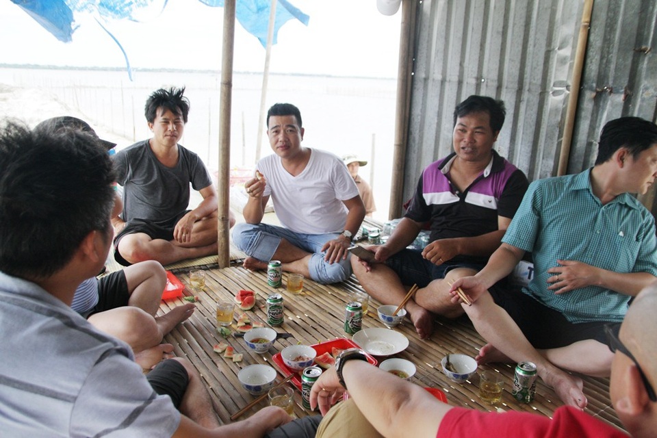 Buổi trưa chiều hàn huyên những câu chuyện về cuộc sống, được nghe ngư dân kể chuyện đầm phá và kinh nghiệm sống của cha ông trên vùng sông nước đã có từ ngàn đời nay