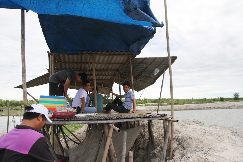 Các vị khách được mời lên ngồi trên nhà chồ lồng lộng gió