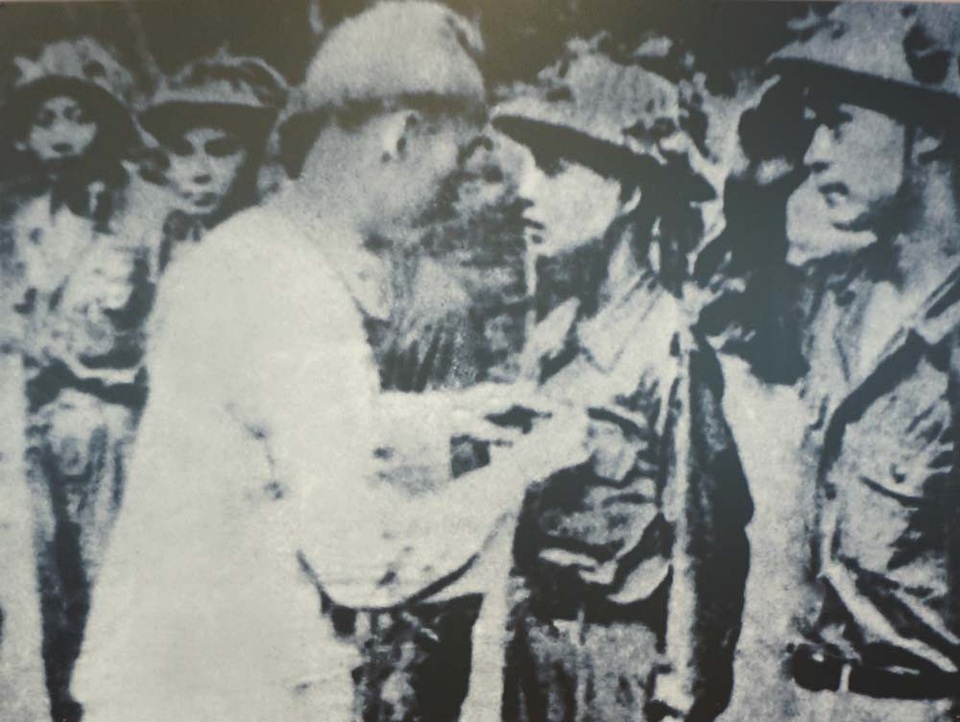 Phần thưởng Bác Hồ dành cho chiến sĩ Điện Biên - 1 Chủ tịch Hồ Chí Minh thưởng huy hiệu Chiến sĩ Điện Biên Phủ cho cán bộ, chiến sĩ lập công, tham gia chiến đấu ở mặt trận Điện Biên Phủ, VIệt Bắc, tháng 5/1954. (Ảnh: Bảo tàng Hồ Chí Minh).