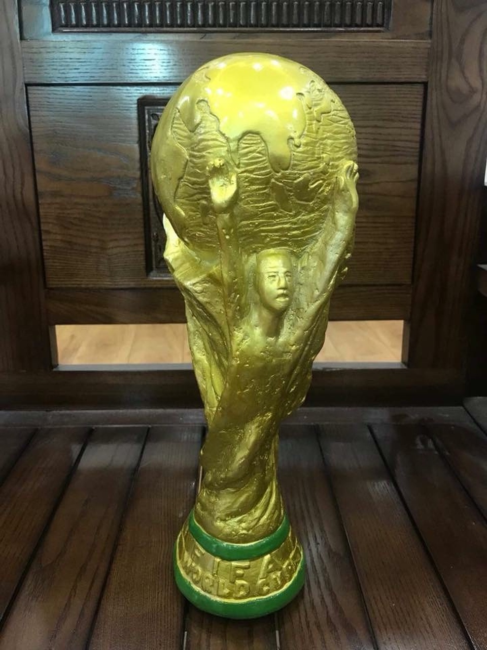 Việt Nam có bản quyền World Cup, làng Bát Tràng rộn rã sản xuất cúp vàng - 5 Một chiếc cúp hoàn chỉnh
