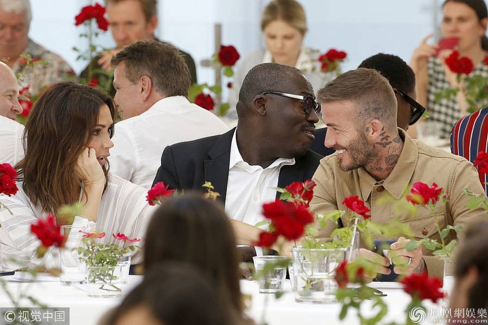 
Ngày 10/6, David và Victoria Beckham cùng tham dự sự kiện tuần lễ thời trang London, Anh. Cặp đôi đến riêng lẻ nhưng ngồi cùng bạn, giữa họ là Edward Enninful của tạp chí Vogue nổi tiếng.
