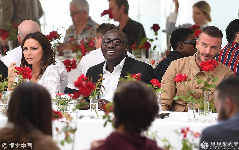 
Tin đồn này bắt đầu lan rộng kể từ cuối tuần trước trên mạng xã hội tuy nhiên chính người thân của vợ chồng Beckham đã lên tiếng phủ nhận thông tin này và khẳng định, những thông tin thất thiệt như thế này sẽ không làm ảnh hưởng tới cuộc hôn nhân đẹp giữa hai người.
