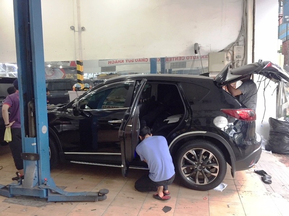 Chi cả trăm triệu đồng để sắm "đồ chơi" cho xế hộp - 2 Một chiếc Mazda CX5 đang được “làm đẹp” tại quận 5.