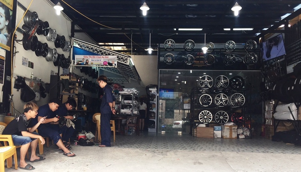 Chi cả trăm triệu đồng để sắm "đồ chơi" cho xế hộp - 3 Một cửa hàng “đồ chơi” xe tại quận Phú Nhuận chuyên bán mâm ô tô và nhiều phụ tùng khác.