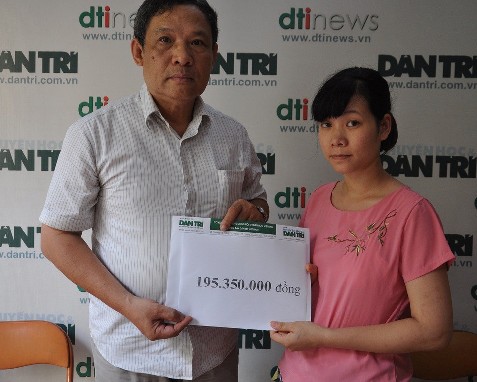Hơn 195 triệu đồng đến với người mẹ có 2 con bệnh não - 4 Ông Phạm Huy Thân- Chánh VP báo điện tử Dân trí trao tặng số tiền bạn đọc giúp đỡ cho Hương.