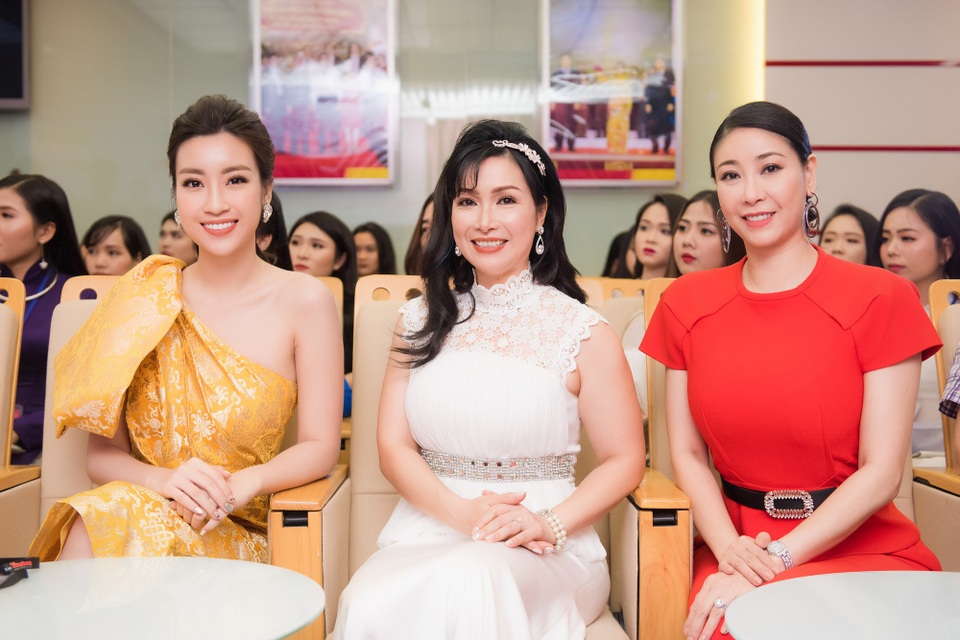 Nhan sắc rạng ngời của Hoa hậu Bùi Bích Phương, Hà Kiều Anh, Đỗ Mỹ Linh - 2 3 Hoa hậu Việt Nam rạng ngời trong ngày hội ngộ.