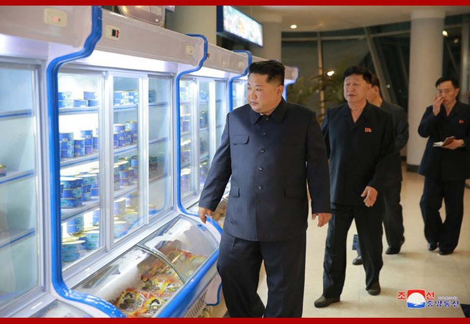 Ông Kim Jong-un thị sát nhà hàng hải sản trước thềm thượng đỉnh Mỹ -Triều - 6
Nhà lãnh đạo Triều Tiên cho biết ông rất hài lòng khi chứng kiến một địa điểm công cộng với vị thế đắc địa đã được mở cửa cho người dân nước này trải nghiệm dịch vụ. Ông Kim cũng đã đặt ra một số mục tiêu cho các nhân viên của nhà hàng.