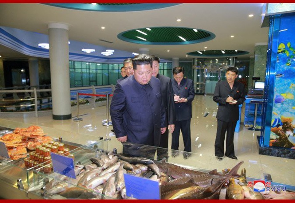 Ông Kim Jong-un thị sát nhà hàng hải sản trước thềm thượng đỉnh Mỹ -Triều - 7 Theo KCNA, ông Kim yêu cầu rằng nhà hàng này sẽ hướng tới phục vụ cho các gia đình thuộc tầng lớp lao động Triều Tiên, cũng như giới thiệu các món ăn mới lạ cho những khách nước ngoài tới quốc gia này.