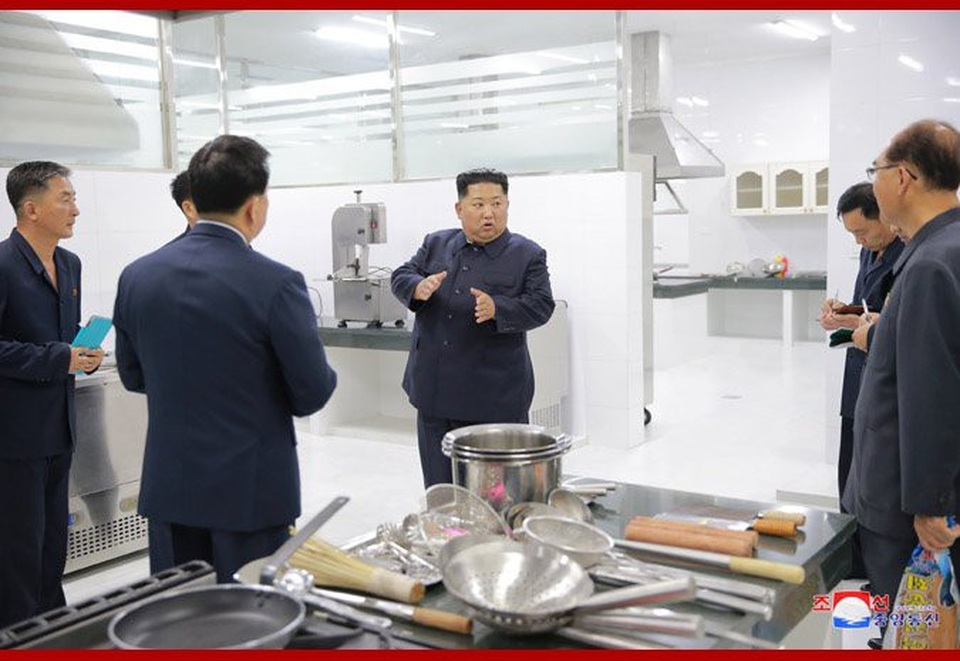 Ông Kim Jong-un thị sát nhà hàng hải sản trước thềm thượng đỉnh Mỹ -Triều - 4 Ông Kim Jong-un đã chỉ đạo một số phương pháp nhằm đảm bảo sự hài lòng của khách hàng và nhấn mạnh tầm quan trọng của việc đảm bảo vệ sinh an toàn thực phẩm cho các nguyên liệu. Ông nói về cách phục vụ, cách tổ chức và vận hành và ông đặc biệt nhấn mạnh nhà hàng không nên khiến khách hàng cảm thấy phật lòng dù là chi tiết nhỏ nhất.